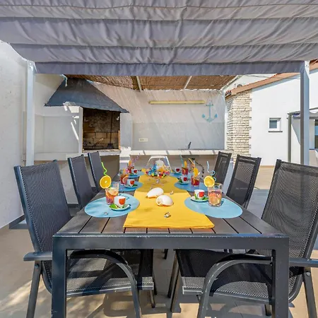 펜션 Beautiful Home In Pula 풀라