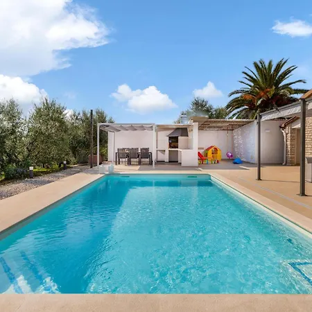 בית נופש Beautiful In פולה